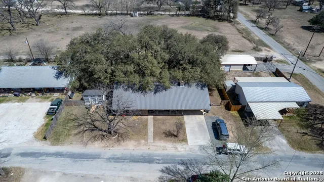 36 Pecan Dr Leakey, TX 78873